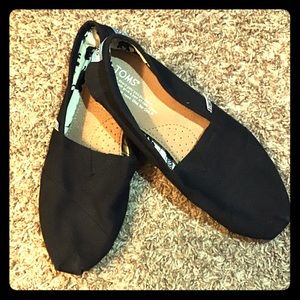 Toms Black Canvas women’s Classics.